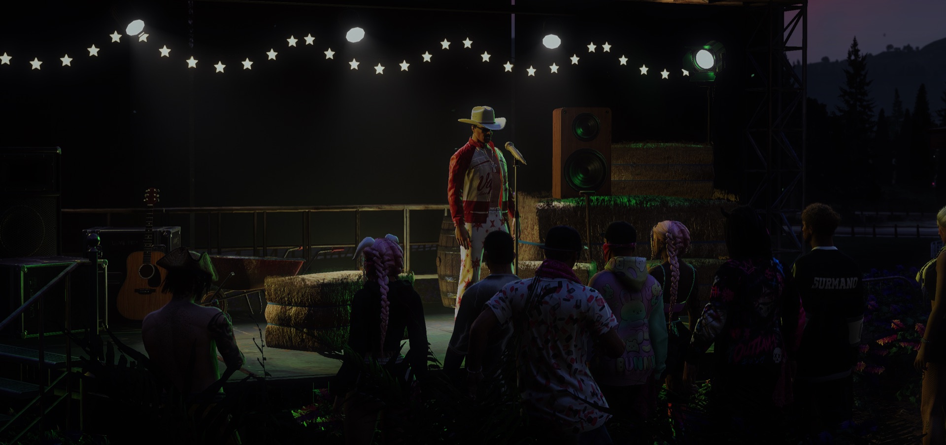 A cowboy performer on the hay-bale stage